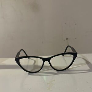 Vinylize “Lola” Black/ Tortoise Cat-Eye Glasses
Handmade in Hungary